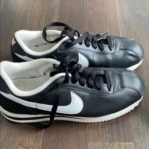 Nike Cortez sneakers black with white stripe